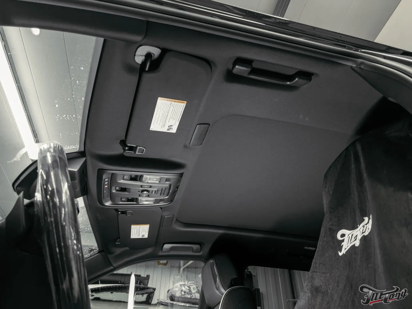 Проделали большую работу над Cadillac Escalade, часть 1: комплексная шумоизоляция салона, установка подогрева сидений, установка цветных ремней безопасности с индивидуальным дизайном